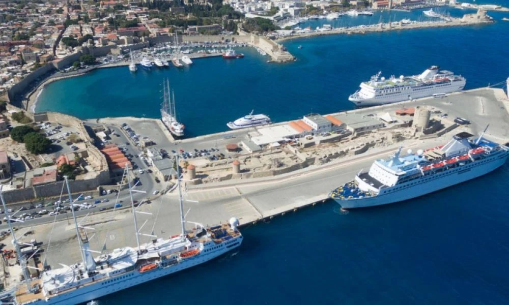Χανιά: Στ​​​​​​​η Σούδα η πολυτελής θαλαμηγός μέλους της βασιλικής οικογένειας των ΗΑΕ - Από πολεμικό πλοίο σε super yacht (βίντεο)